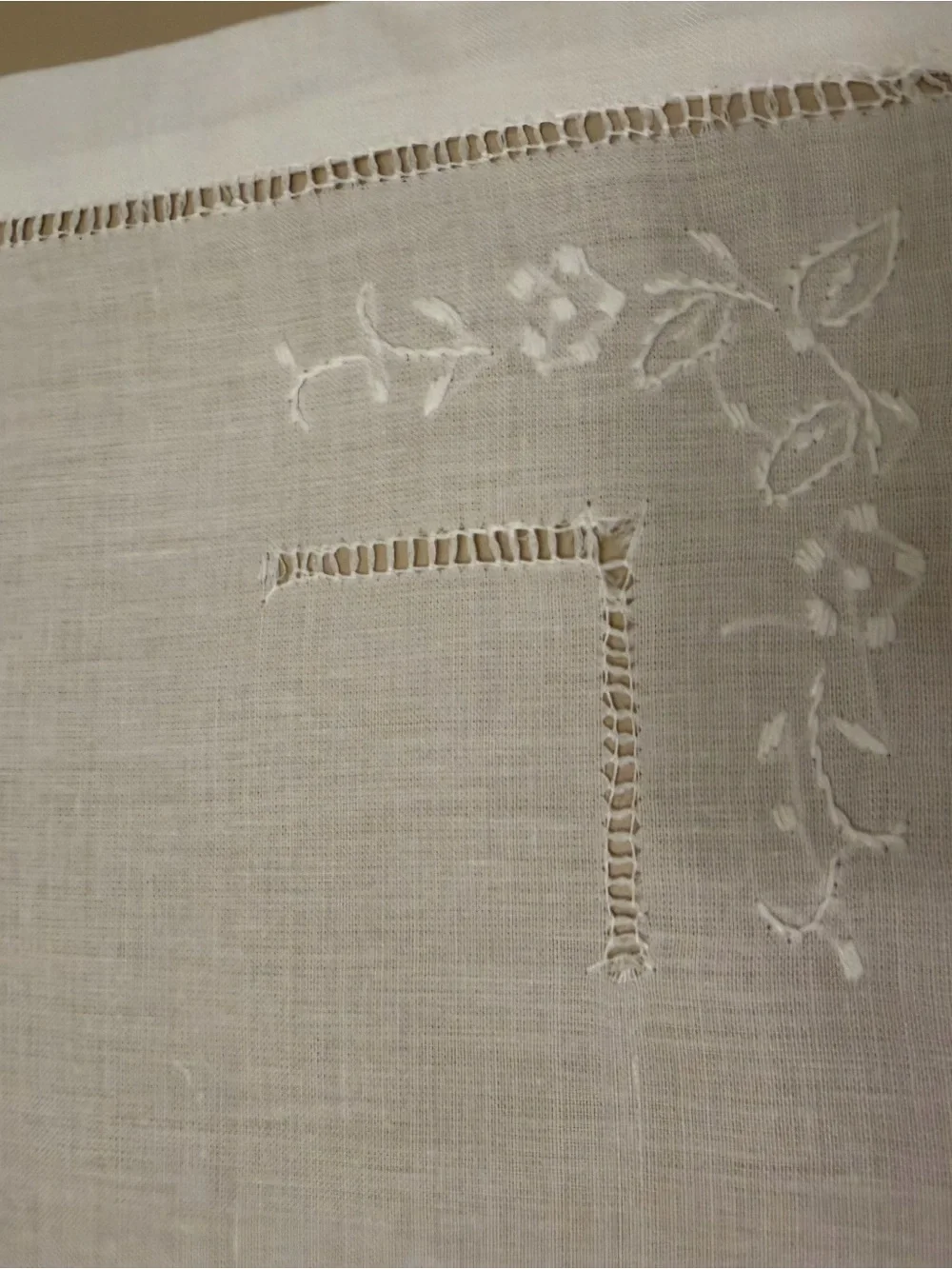 Classic White Vintage Linen Dinner Napkin Set - Elegant Embroidered Design